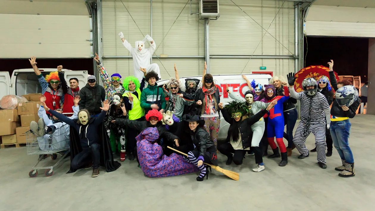 Si se mai dau oameni seriosi! Roxana Ilie si sotul ei si-au scos angajatii pe interval si s-au dezlantuit pe ritmul Harlem Shake!