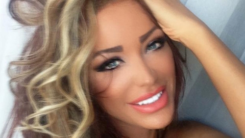 Bianca Dragusanu si-a schimbat din nou LOOK-ul! Cum a fost fotografiata sotia lui Victor Slav: "Iti statea mai bine cu suvite"
