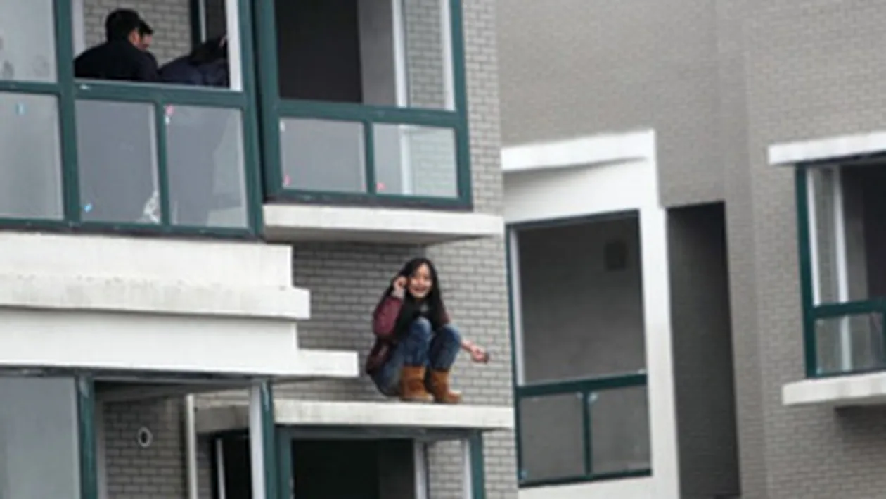 Ce nebunie! Salvata in ultima clipa cand incerca sa sara in gol de la etajul 32!