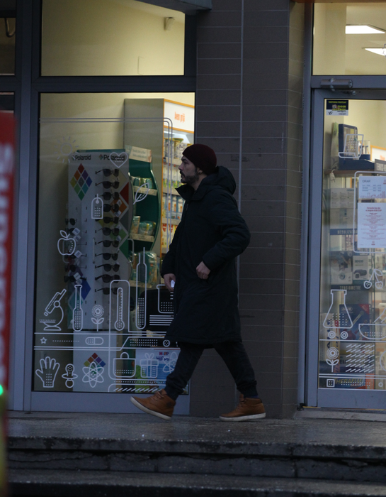 Adi Despot iese din farmacie şi merge la maşină