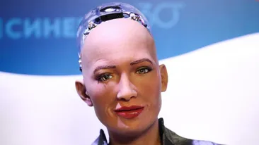 Un tablou pictat digital de robotul umanoid Sophia a fost vândut cu 700.000 de dolari, la licitație