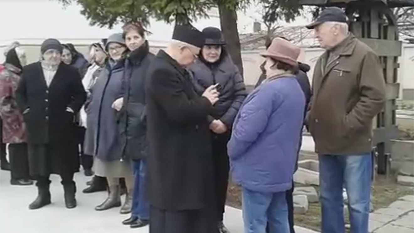Mama Ilenei Ciuculete a venit la biserică. Femeia, sprijinită de apropiaţi