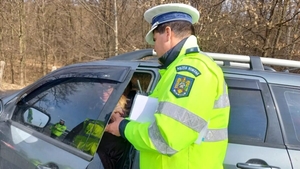 Întrebarea la care nu ar trebui să răspunzi când te trage poliția pe dreapta. Mulți șoferi cad în capcană