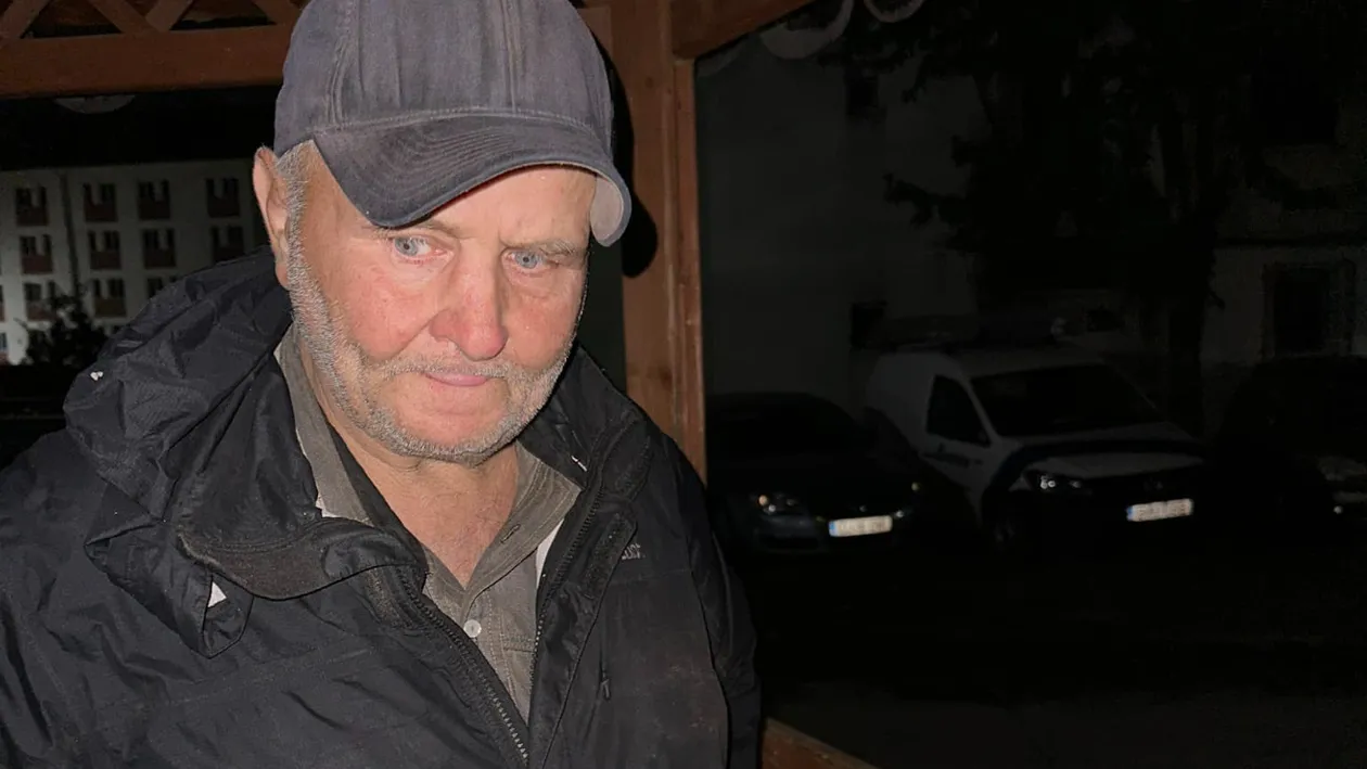 Imaginile bătrâneții chinuite. El este Adrian, românul care doarme pe o bancă din Filiași, după ce mama lui a amanetat casa: „Un domn a aruncat cu un covrig în mine. L-am ridicat, l-am mâncat și i-am mulțumit!”