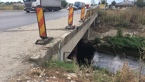 Accident grav pe un drum naţional! Doi oameni au murit după ce maşina în care se aflau a plonjat 10 metri de pe un pod