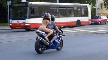 Motociclistii porno! Defileaza pe motoare goi pusca!