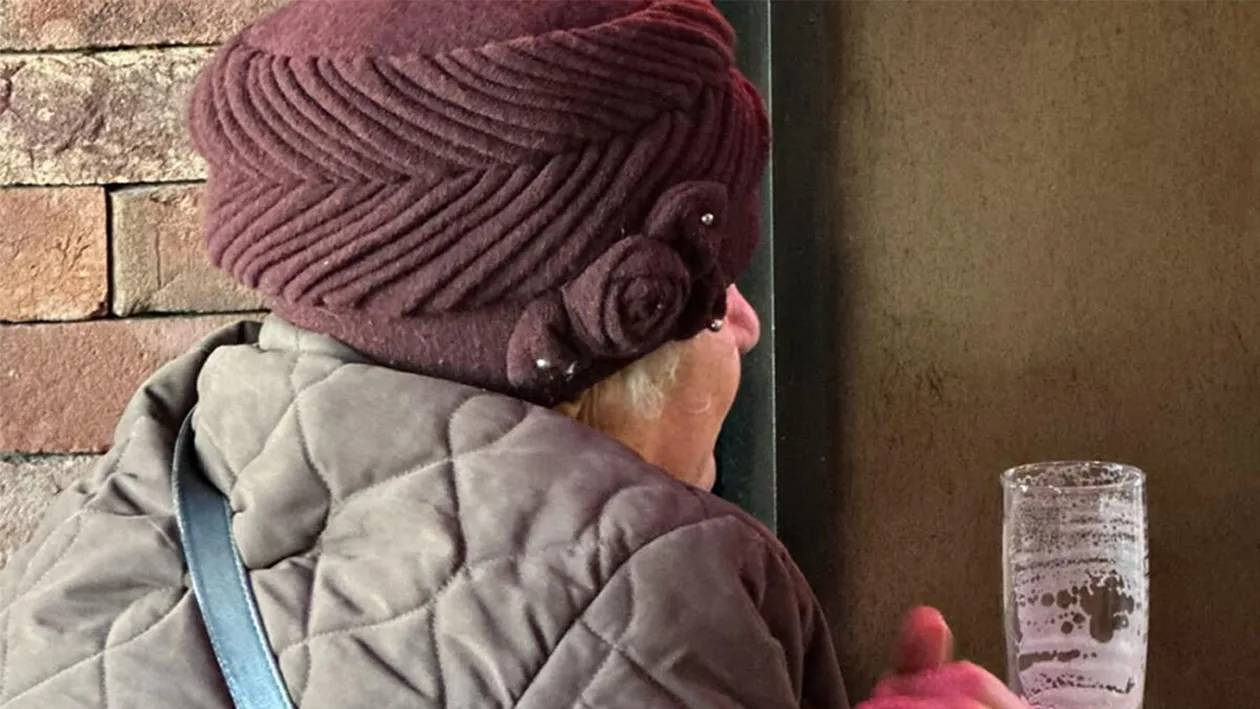 Ce cadou a primit această pensionară din Iași, de Ziua Îndrăgostiților: S-a bucurat extraordinar de mult și a admirat-o vreo 30 de minute, cu mâinile împreunate