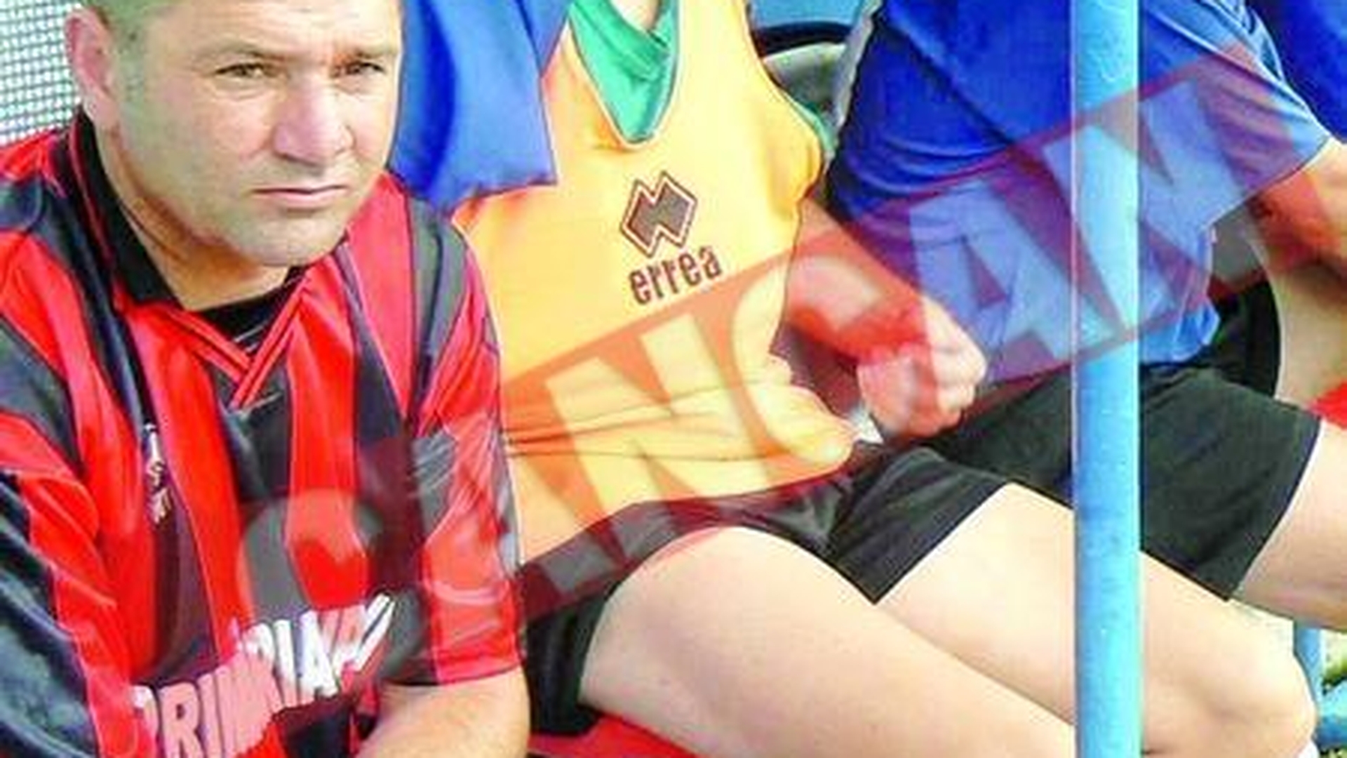 Un fotbalist a devenit miner, dar si maseur la echipa