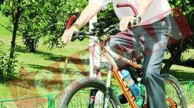 S-a plimbat pe bicicleta prin parcul Tineretului