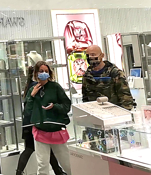 Alexandra Stan, cu “bodyuardul” la shopping. Cum am filmat-o pe “Faimoasă” în “jungla” din mall