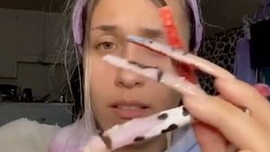 „Fantoma” care a speriat internetul într-un clip devenit viral pe TikTok. Ce au văzut oamenii în spatele unei tinere