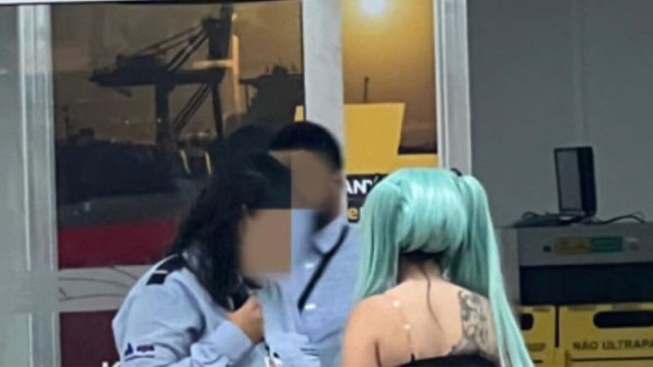 Tinerei din imagine i-a fost refuzată îmbarcarea în avion, din cauza vestimentației. Cum era îmbrăcată