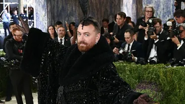 Sam Smith naște controverse din nou la Met Gala 2026. Ținuta artistului a ridicat din nou sprâncene în mediul online