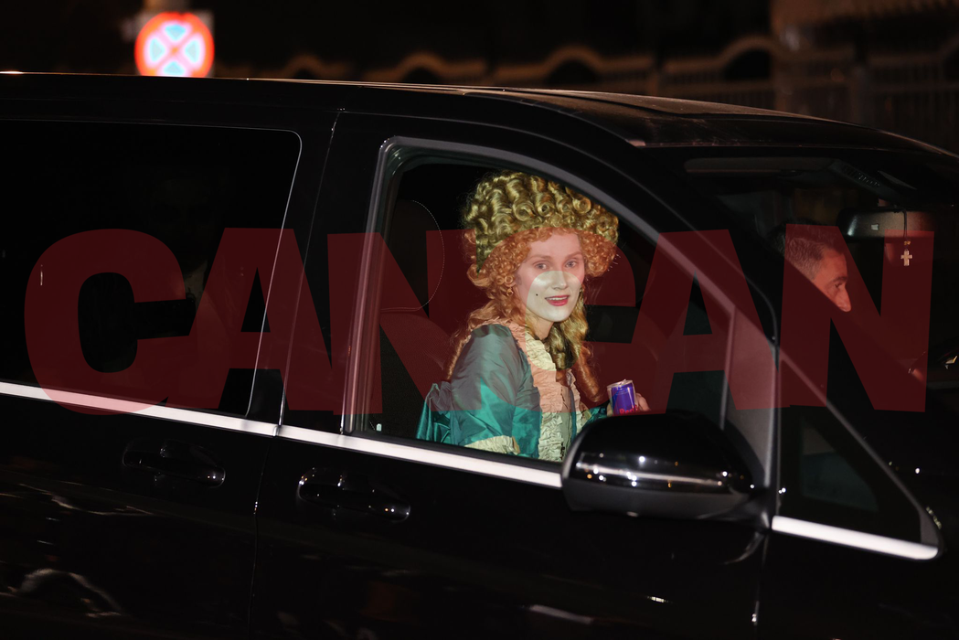 Parada ținutelor inedite! Invitații lui Musk ”fierb”! Începe mega-party-ul la Castelul Bran