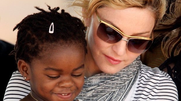 MADONNA va deveni mamă la 58 de ani! Celebra cântăreaţă va adopta gemeni din sudul Africii