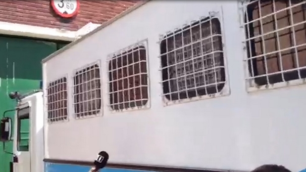 Mai multi detinuti au facut show intr-o duba la intrarea in penitenciarul Rahova! “Traiasca dom Becali!”