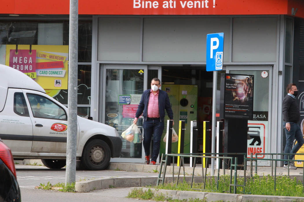 Gabriel Mutu, în timp ce ieșea din supermarket