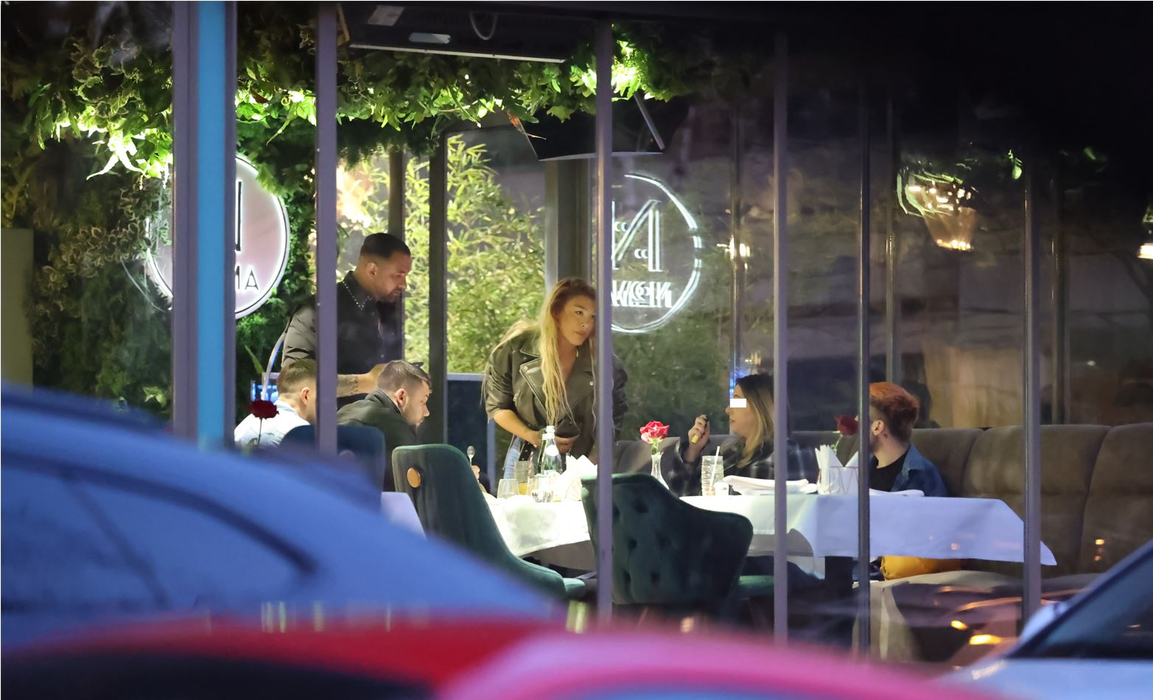 Ema Uta a revenit și se așază la masă (Foto: CANCAN.RO)