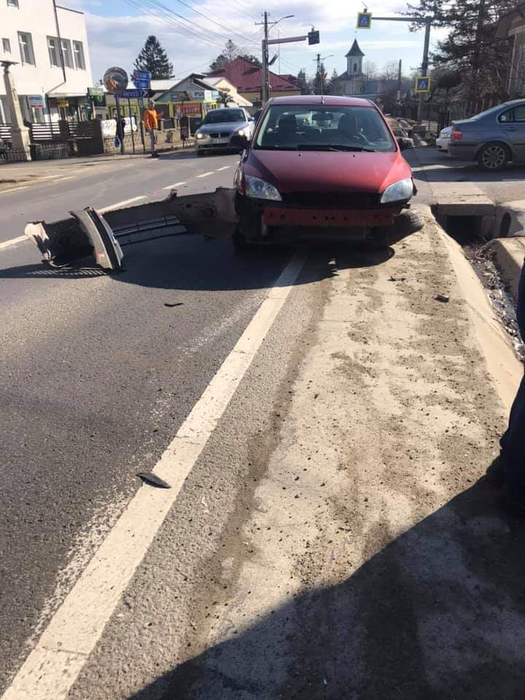 Accident spectaculos în Suceava! O mașină de poliție aflată în misiune a fost făcută praf