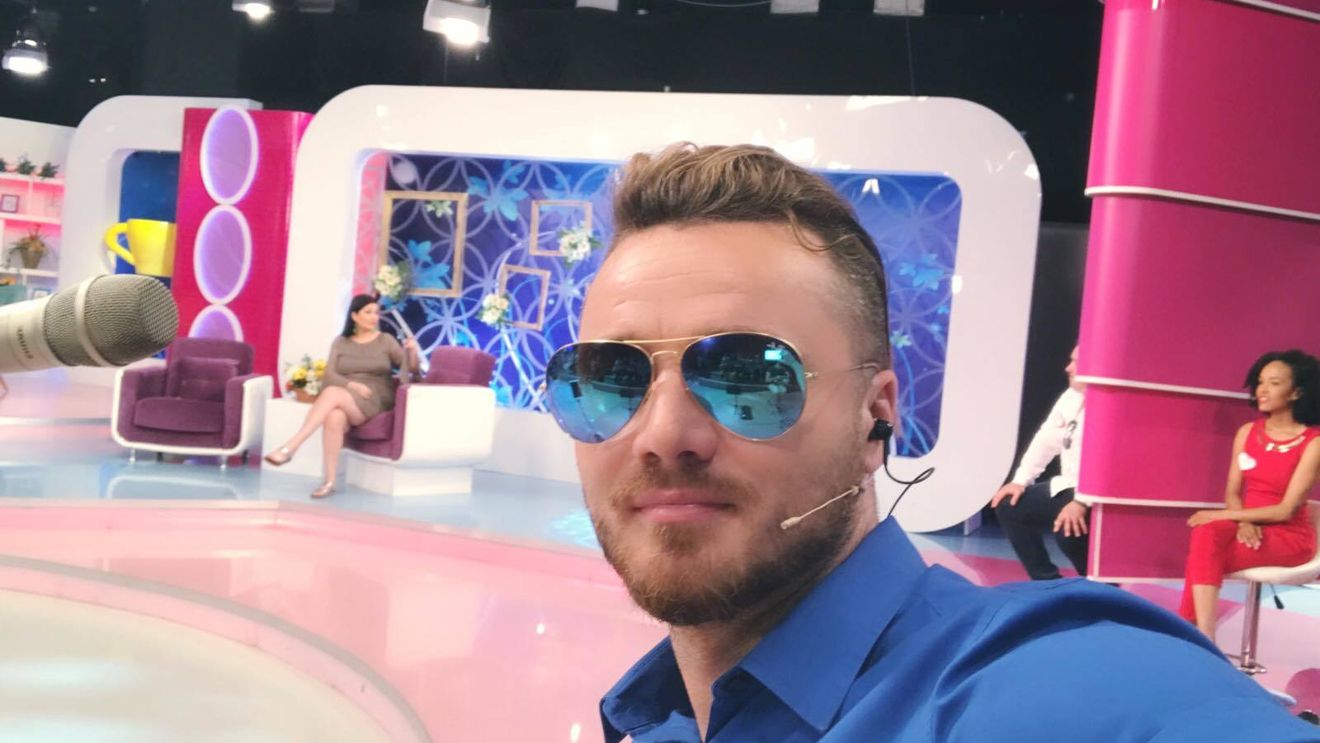 Gabi Cristea s-a uitat pieziş la Tavi, care a căzut în extaz după o brunetă sexy! ”Mai bine stai cu spatele”