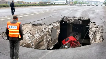Credeati ca numai Romania are gropile ei? Uite ce s-a intamplat cu o masina in China