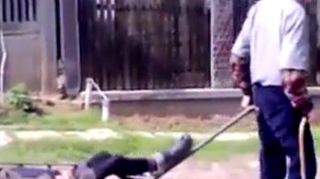VIDEO Razi de mori! VEZI cum isi cara un mos nevasta moarta de beata cu caruciorul de butelii