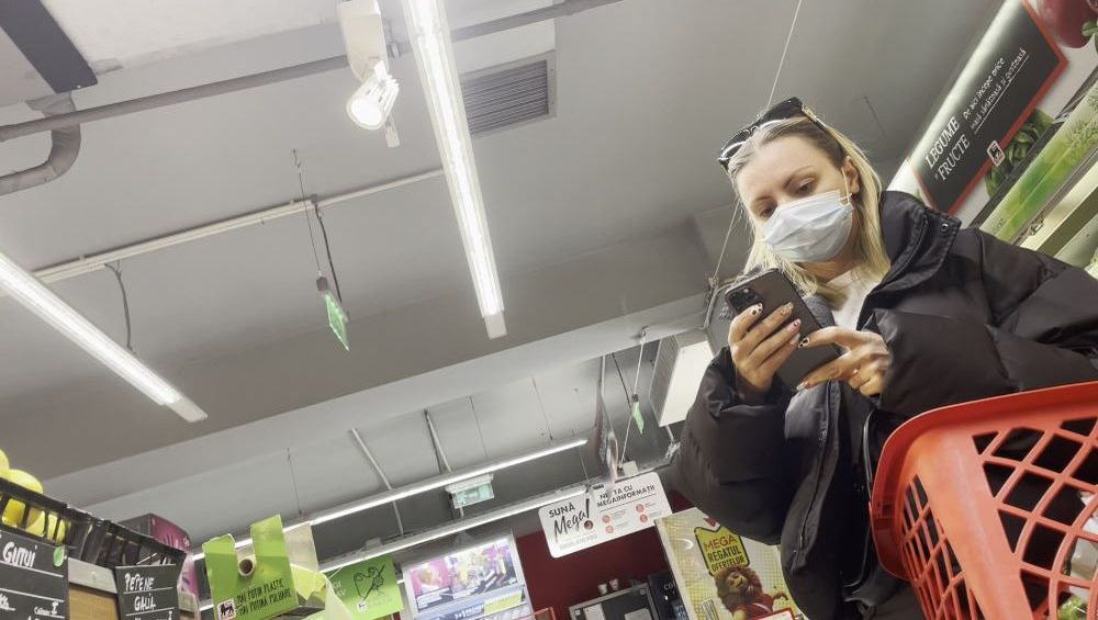 Alexandra Stan, în plină acțiune în supermarket