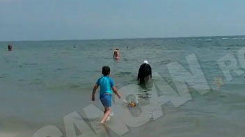 Scene cel putin amuzante la Mamaia! Ce se vede pe filmare, în timp ce această femeie îmbrăcată în haine islamice intră în mare 