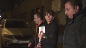 Tânăra agresată la staţia Costin Georgian s-a salvat după ce s-a luptat cu atacatoarea! Ea a fost împinsă, dar...
