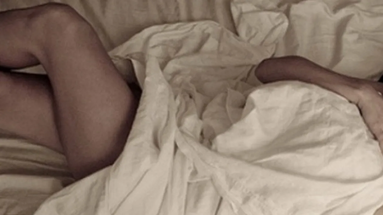 Cum si-a gasit IUBITA in pat cand a ajuns acasa! Barbatul a postat poza pe net: Cu siguranta ea este ALEASA