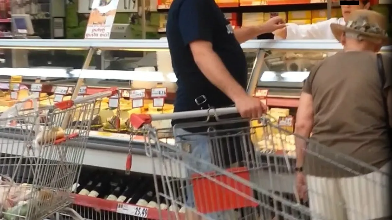 Leo de la Strehaia a poftit la branza! Uite cum face cumparaturi printul tiganilor!