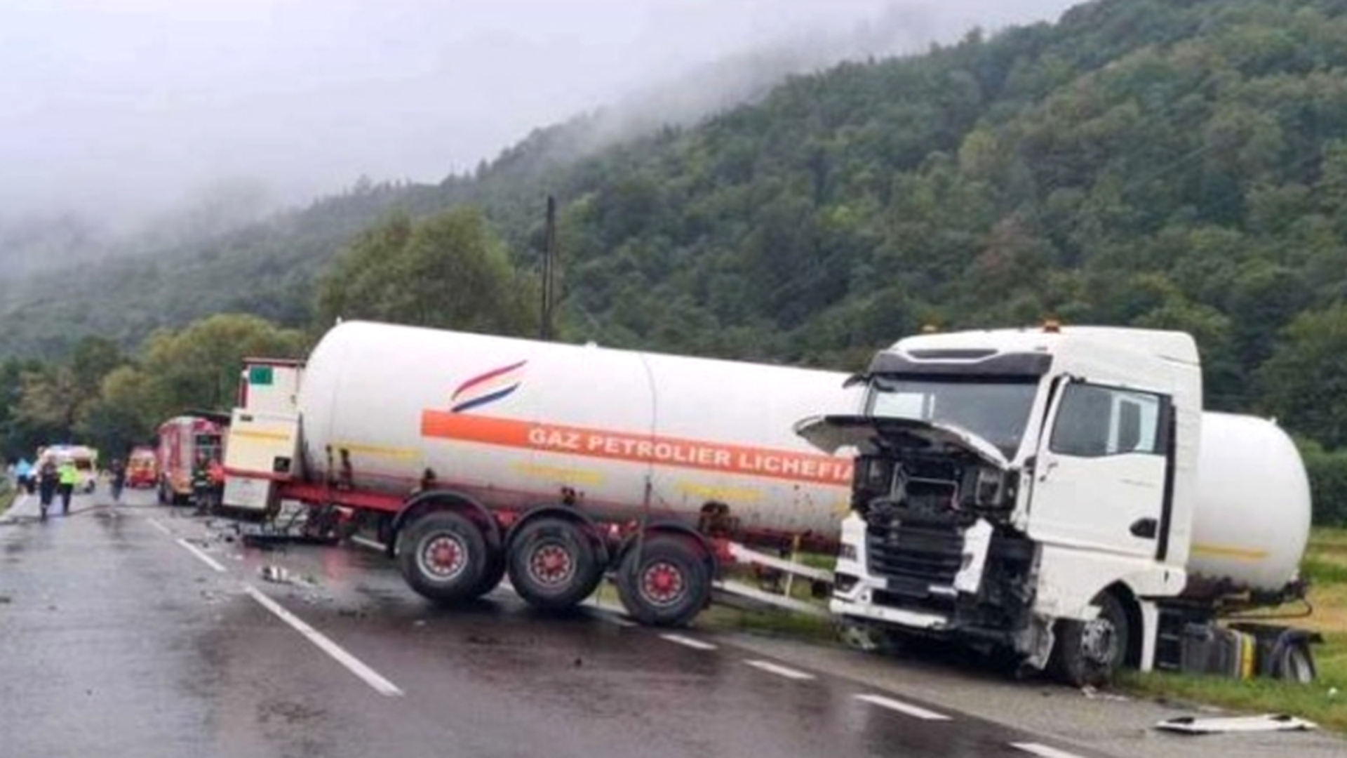Firma care deține stația GPL din Crevedia, la un pas de o nouă tragedie! O cisternă s-a lovit de un TIR pe Valea Oltului