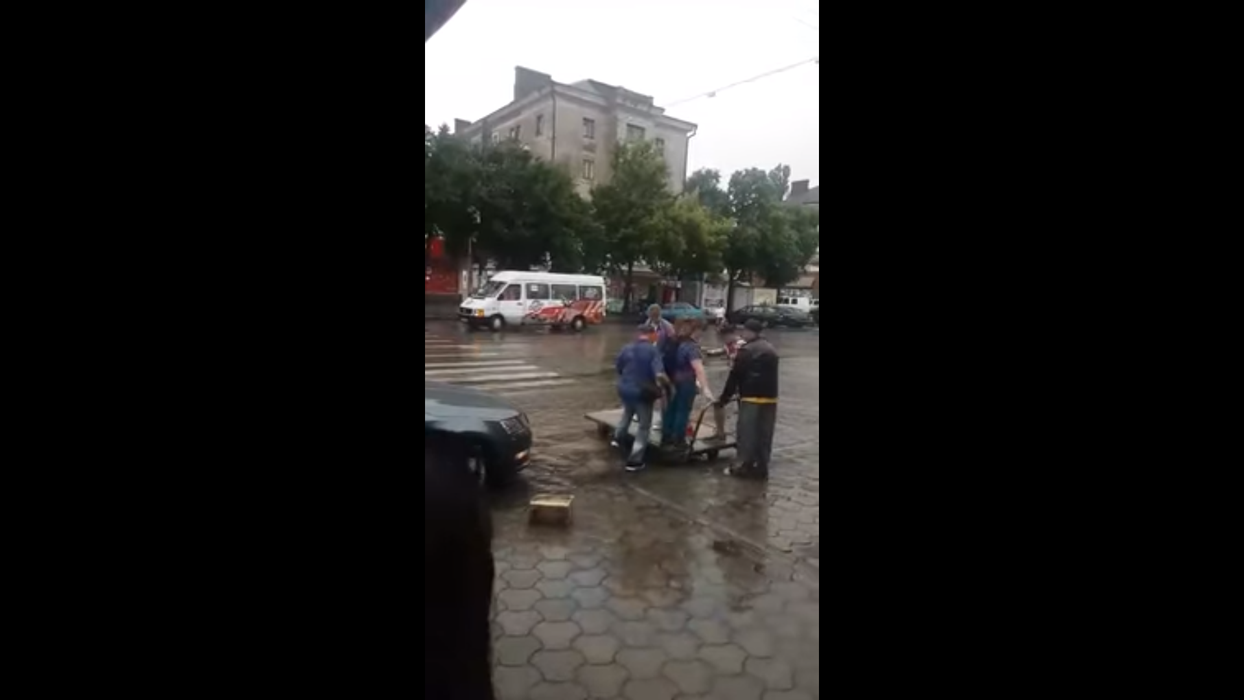 Ce idee genială de afaceri a avut un bucureștean. Trece oamenii strada inundată cu roaba. Câți lei cere pe drum