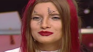 Iulia Albu a intrecut orice imaginatie! A venit la TV incaltata cu un pantof si imbracata in 7 cămăsi!