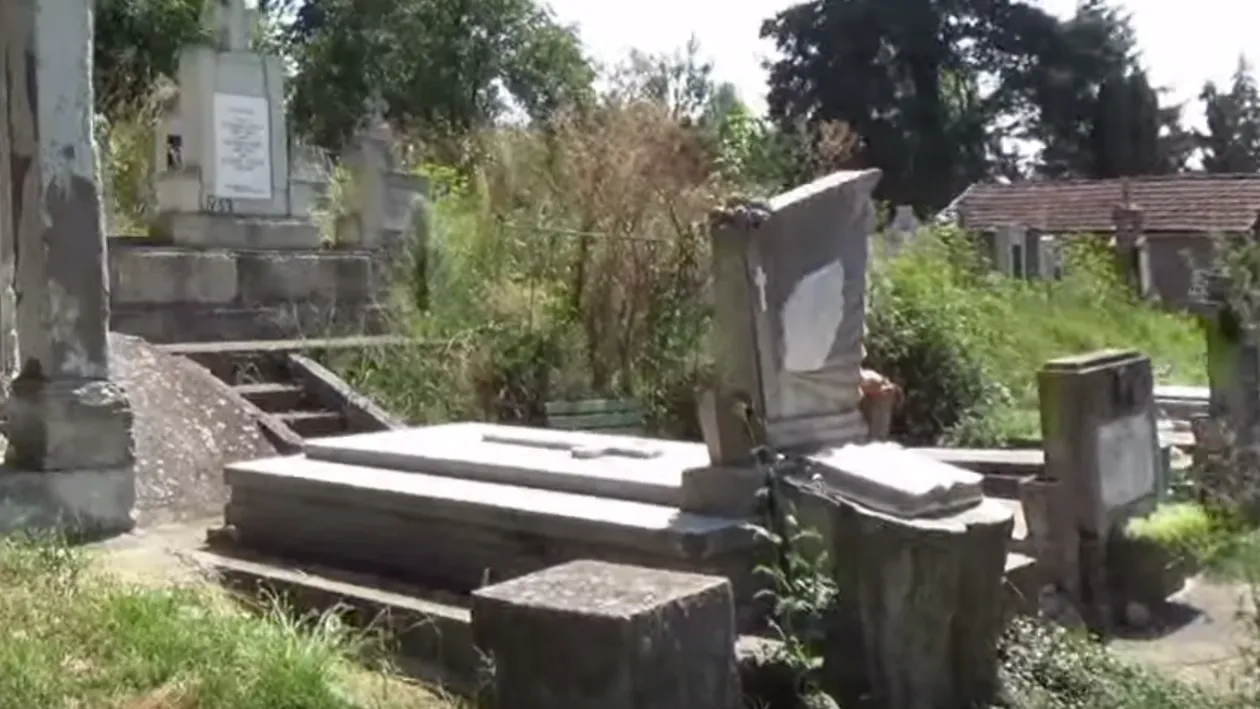 Scene desprinse din filmele de groaza intr-un cimitir din Dej! Profanatorii de morminte au aruncat cadavrele pe alei!