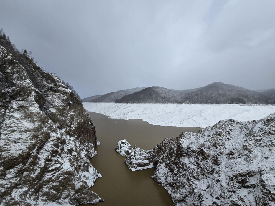 Ninge ca în povești la Barajul Vidraru/ sursă foto: mediafax