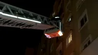 O bunică a fost salvată de pompieri după ce a fost închisă pe balcon de nepoțica de doi ani