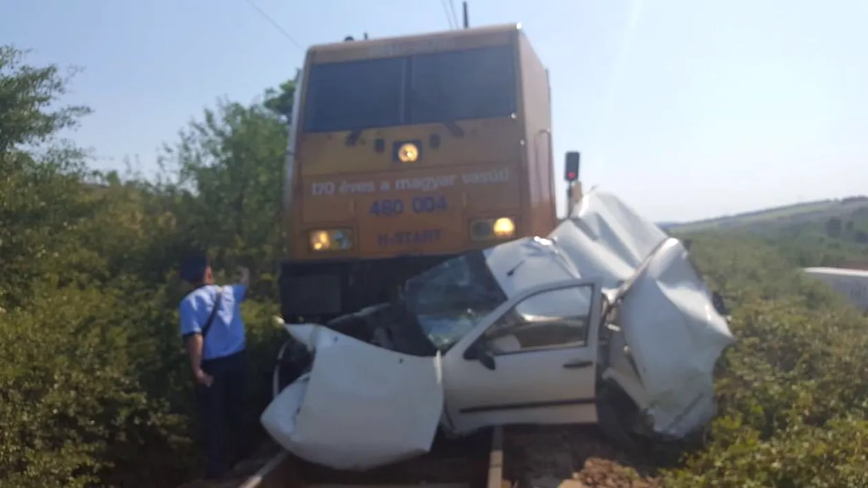Accident feroviar în Mehedinţi! O maşină a fost lovită de tren, două persoane au murit pe loc
