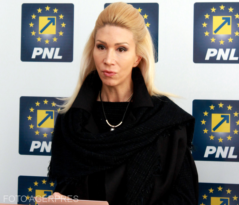 Ea este cea mai ”tunată” politiciană din România! Cum s-a transformat Raluca Turcan în ultimii 20 de ani