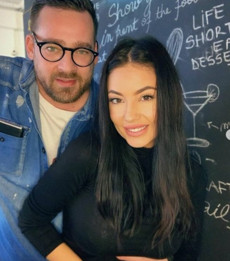 Se lasă cu nuntă în showbiz. Donjuanul de la Masterchef și-a cerut iubita în căsătorie, după 6 luni de relație
