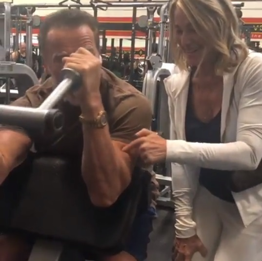 Nadia Comăneci a sărbătorit 43 de ani de la primul 10 al gimnasticii împreună cu Arnold Schwarzenegger. Celebra româncă i-a pipăit mușchii actorului