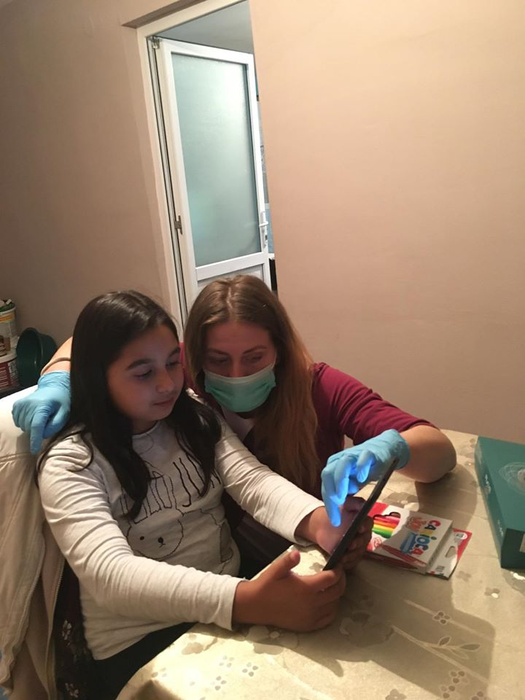 Fiecare copil din clasa învățătoarei a primit câte o tabletă pe care să-și facă lecțiile