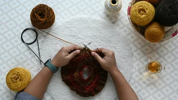 Tinerii redescoperă „hobby-urile bunicii” pentru a scăpa de dependența de ecrane