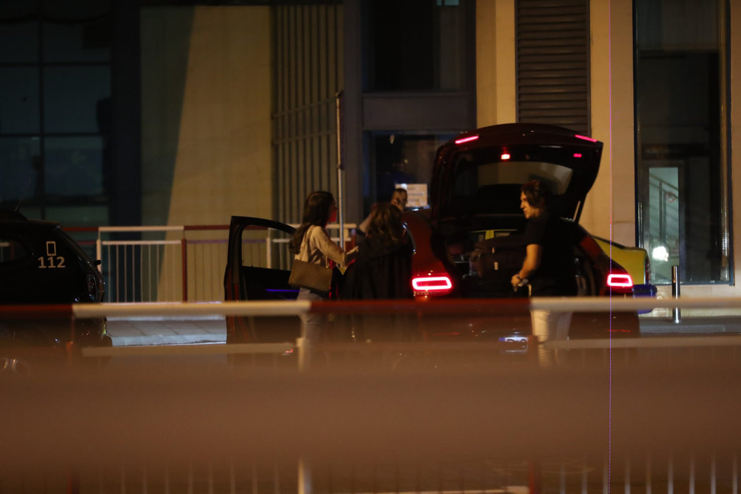 Sheila și Bogdan Ionescu, alături de un cuplu de amici, încarcă bagajele în portbagaj, după ce au revenit din Istanbul