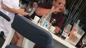 Lună de miere, la plaja milionarilor de la Mamaia… Primele imagini după nuntă cu milionarul ANRP & blonda bine înfiptă de la Sănătate