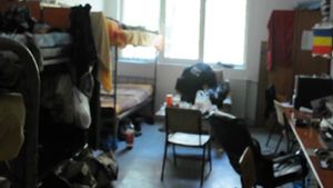 VIDEO Viata in caminele din Bucuresti! Studentii astia dau manele la maximum, deschid usa camerei dupa ce prajesc ouale si mananca dezbracati intr-un jeg de nedescris - Ghici la ce facultate sunt!