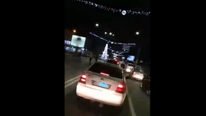 Imagini şocante. Bătaie în trafic sub ochii unor minori