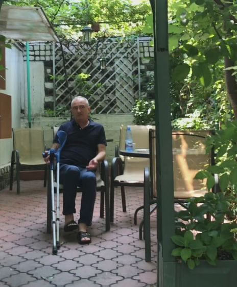 Dumitru Bucșaru a venit la spălătorie în cârje