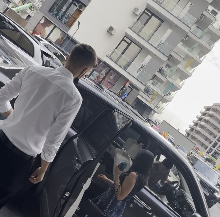 Simion Ioan Apreutese conduce un Rolls-Royce Cullinan