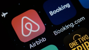 Reguli noi pentru românii care închiriază locuințe prin Airbnb și Booking. Sunt obligați să facă asta!
